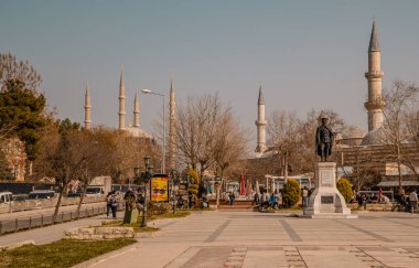 Edirne, Türkiye - 26 Şubat 2021 - Türkiye 'nin Edirne kentindeki Atatürk heykeli, Selimiye Camii ve Eski Cami' nin (Eski Camii) yer aldığı bir meydanın gün batımı manzarası
