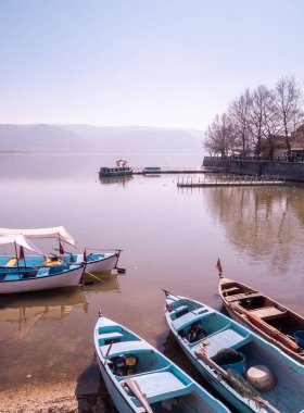 Golyazi, Türkiye - 5 Mart 2021 - Türkiye 'nin Golyazi kentindeki Ulubat Gölü' nde gün doğumunda tekneler