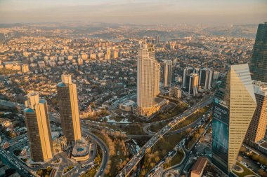 İstanbul, Türkiye - 22 Şubat 2021 - İstanbul Sapphire Kulesi 'nin Avrupa yakasının Levent ticaret bölgesi ve İstanbul Boğazı' ndaki gökdelenlerinin muhteşem panoramik gün batımı manzarası