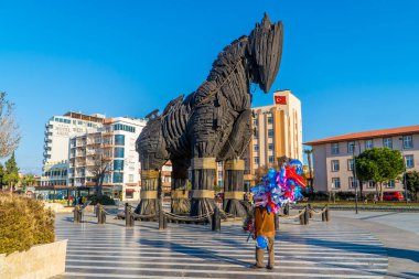 Türkiye 'nin Çanakkale kenti - 1 Mart 2021 - 2004 yapımı Truva Atı panoramik sokak manzarası Türkiye' nin batısındaki Çanakkale kentinde sergilenmektedir.