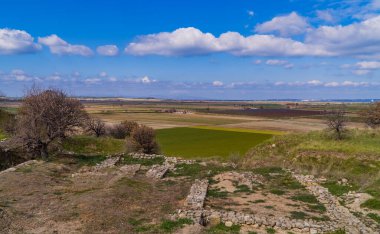 Türkiye 'nin Çanakkale kenti yakınlarındaki Truva antik kentinin arkeoloji parkındaki tarlalar, manzaralar ve kalıntıların panoramik manzarası
