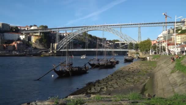 Porto, Portugal - 29 augusti 2020 - Timelapse av turister med traditionella båtar på Dourofloden med Dom Luis 1 Bridge och Ribeira District i bakgrunden — Stockvideo