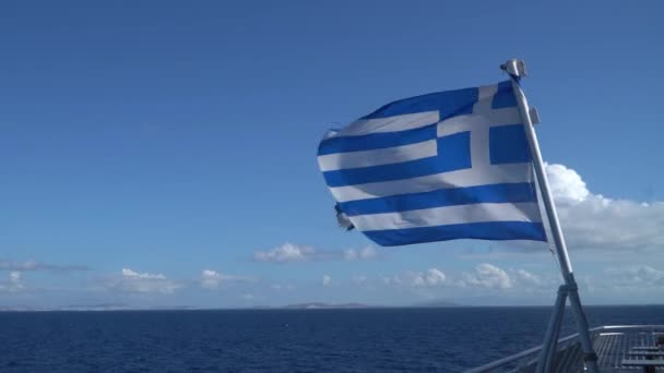 Griekse vlag in de wind op een veerboot in de Cycladen, Griekenland — Stockvideo