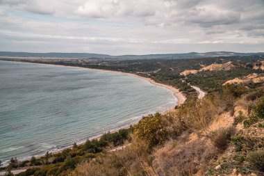 Türkiye 'nin Çanakkale kıyısındaki Gelibolu Yarımadası' nda (Gelibolu) Anzac Koyu 'ndaki ünlü Birinci Dünya Savaşı sahasının karamsar panoramik manzarası