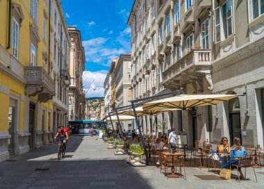 Trieste, İtalya - 23 Temmuz 2020 Orta Trieste, Friuli, İtalya 'da bisiklet, teras ve restoranlarla dolu bir sokak