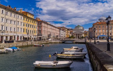 Trieste, İtalya - 23 Temmuz 2020 - Ponte Rosso Köprüsü 'nden görülen Trieste Grande Kanalı' ndaki tekneler