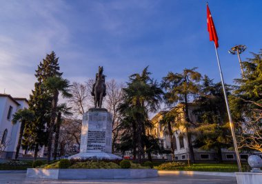 Bursa, Türkiye - 5 Mart 2021 - Bursa şehir merkezinde Atatürk heykeli
