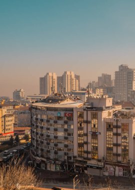 Bursa, Türkiye - 5 Mart 2021 - Hisar Kalesi 'nden günbatımında Bursa şehir merkezinin güzel dikey hava manzarası