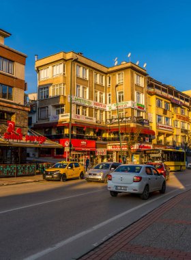 Bursa, Türkiye - 5 Mart 2021 - Arabalar, binalar, restoranlar ve dükkanlarla Bursa şehir merkezinin dikey sokak fotoğrafçılığı