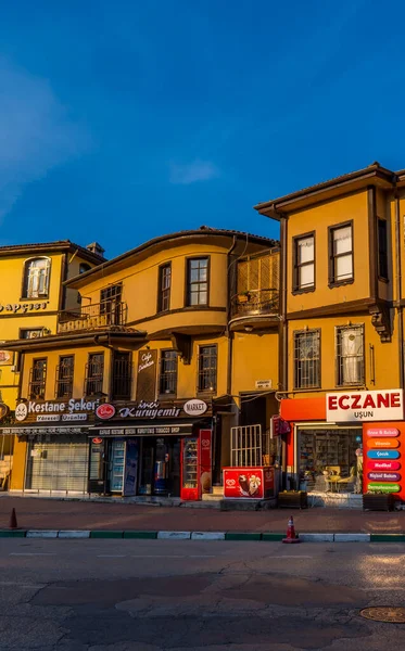 Bursa, Türkiye - 5 Mart 2021 - Bursa Hisar Kalesi 'ndeki Osmanlı evlerinin dikey sokak çekimi (Hisar Kapisi)