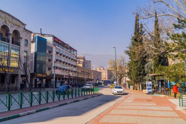 Bursa, Türkiye - 5 Mart 2021 - Bursa, Türkiye 'de arabalı ve bankalı bir sokak