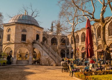 Bursa, Türkiye - 5 Mart 2021 - Türkiye 'nin Bursa kentindeki Unesco Dünya Mirası Osmanlı İpek Pazarı' ndaki teraslarda yaşayan insanlar (Koza Khan)