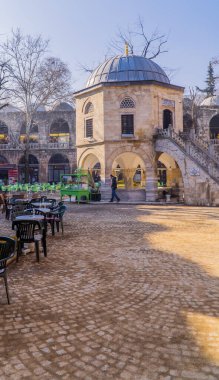 Bursa, Türkiye - 5 Mart 2021 - Türkiye 'nin Bursa kentindeki Unesco Dünya Mirası Osmanlı İpek Pazarı' ndaki bir çay evinin terasına dikey bakış (Koza Khan)