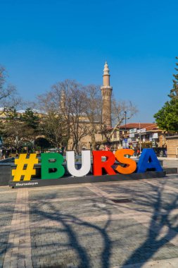 Bursa, Türkiye - 5 Mart 2021 - Bursa şehrinin Bursa Büyük Camii önünde dikey sokak fotoğrafçılığı