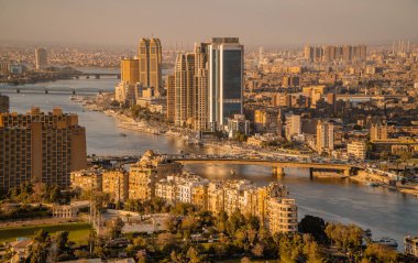Kahire, Mısır - 25 Mart 2021 - Kahire şehir merkezi ve Nil 'in panoramik hava günbatımı manzarası Kahire Kulesi' ndeki binalar ve oteller ile gökyüzü