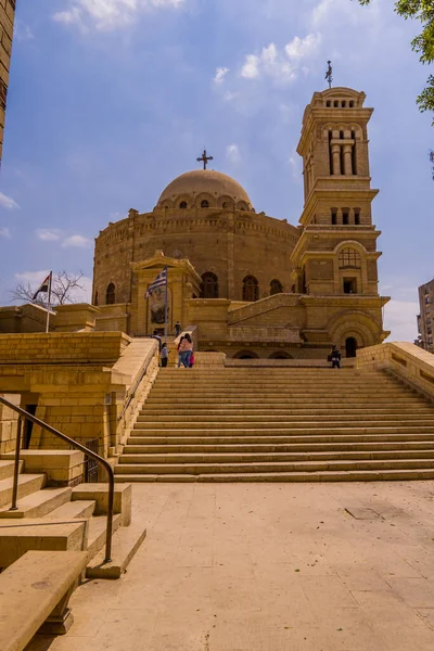 Kahire, Mısır - 25 Mart 2021 - Coptic Kahire 'deki St. George Kilisesi dikey görünümü