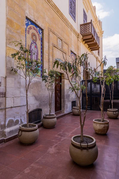 埃及开罗 2021年3月25日 科普特悬挂教堂 圣母玛利亚教堂 的庭院 带有宗教标志 — 图库照片
