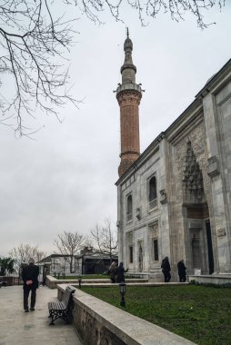 Bursa, Türkiye - 6 Mart 2021 - Bursa 'daki Yeşil Cami' nin dikey sokak çekimi bulutlu bir günde