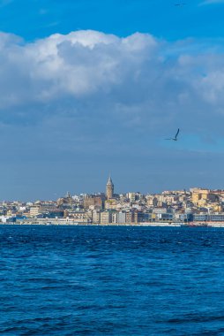 Galata Kulesi ve Karaköy ile İstanbul, Türkiye 'nin Avrupa yakasının ufuk çizgisi dikey görünümü