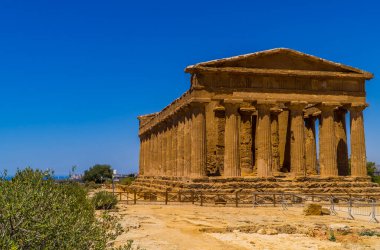 Agrigento, Sicilya, İtalya yakınlarındaki Tapınaklar Vadisi 'ndeki Yunan Konkordiya Tapınağı manzarası