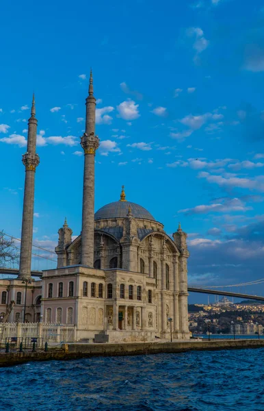 Verticaal Zicht Ortakoy Moskee Bosporus Met Juli Martelaarsbrug Bij Zonsondergang — Stockfoto