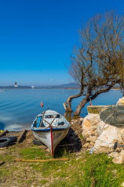 Golyazi, Türkiye - 5 Mart 2021 - Türkiye 'nin Golyazi kentindeki Uluabat Gölü kıyılarına yanaşan geleneksel balıkçı teknesinin dikey görüntüsü