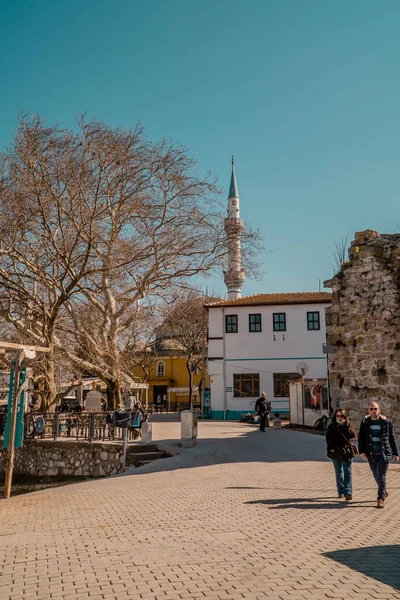 Golyazi Turkije Maart 2021 Mensen Lopen Voor Een Moskee Stad — Stockfoto