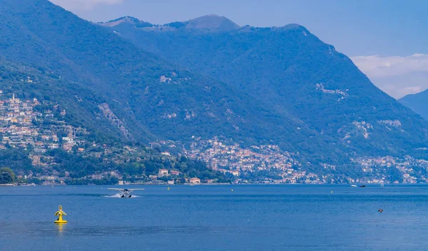 コモ湖の水上飛行機着陸 バックグラウンドで山やヴィラでイタリア — ストック写真