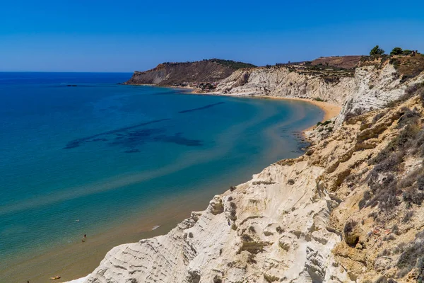 Λευκά Ασβεστολιθικά Βράχια Παραλίες Κολυμβητές Και Διαφορετικές Αποχρώσεις Των Γαλάζιων — Φωτογραφία Αρχείου