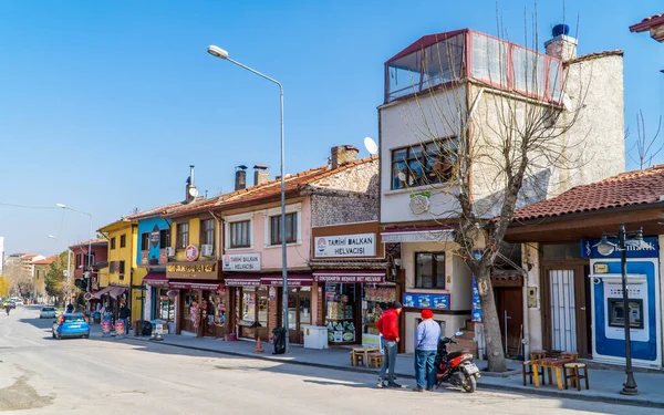 Eskisehir Turkije Maart 2021 Straatbeeld Van Mensen Traditionele Ottomaanse Huizen — Stockfoto