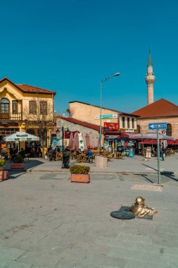 Eskisehir, Türkiye - 8 Mart 2021 - Renkli Osmanlı evlerinin dikey sokak fotoğrafçılığı, bronz heykel ve Odunpazari Mahallesi 'nde bir cami