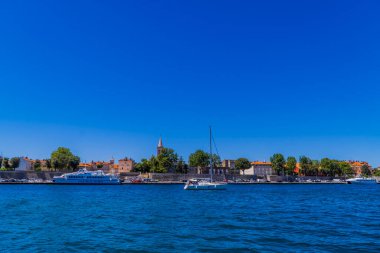 Zadar, Hırvatistan - 11 Temmuz 2020 - Zadar limanında tekne ve gemiler