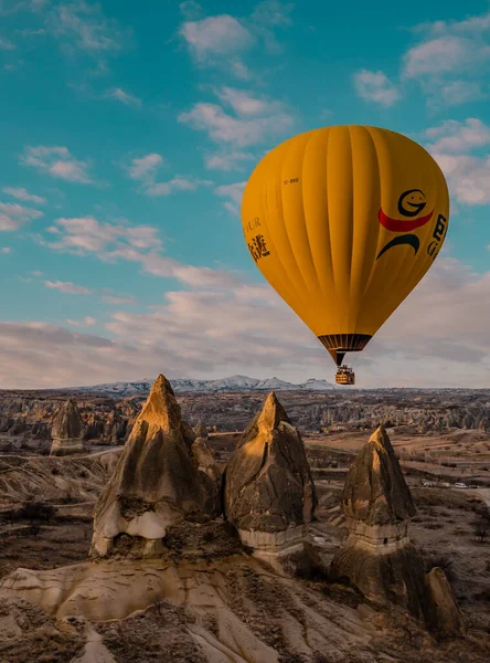 Goreme Turcja Marca 2020 Widok Pionowy Balonu Latającego Nad Bajkowymi — Zdjęcie stockowe