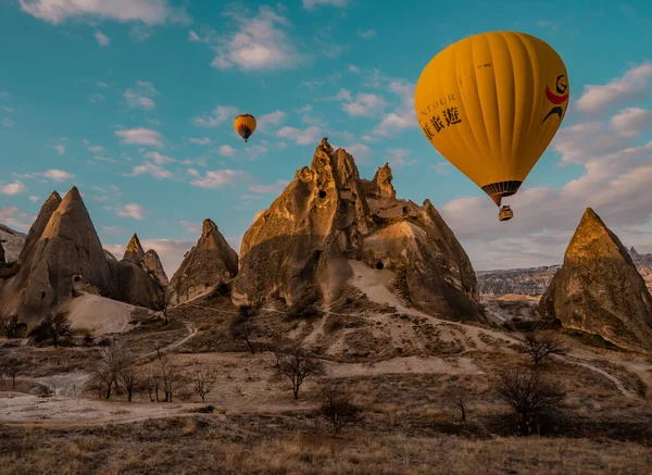 Goreme Turcja Marca 2020 Panoramiczny Widok Balonów Latających Nad Bajkowymi — Zdjęcie stockowe