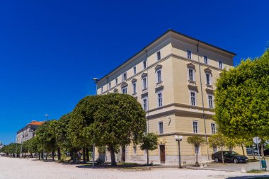 Hırvatistan 'ın Zadar kenti - 11 Temmuz 2020 - Sahildeki Zadar Üniversitesi binaları