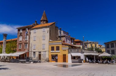 Zadar, Hırvatistan - 11 Temmuz 2020 - İnsanlı ve teraslı sütunlar ve antik binalar