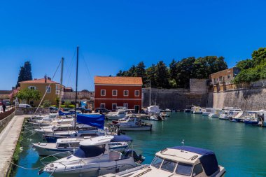 Zadar, Hırvatistan - 11 Temmuz 2020 - Dalmaçya 'nın Zadar kentindeki küçük bir limanda tekneler