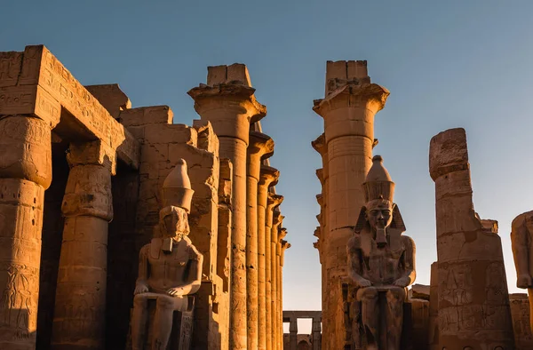 Pôr Sol Incrível Vista Colunas Estátuas Luxor Temple Luxor Egito — Fotografia de Stock