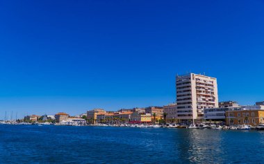 Zadar, Hırvatistan - 11 Temmuz 2020 - Liman ve iskan kulesinde tekneleri olan merkezi Zadar 'ın panoramik görüntüsü