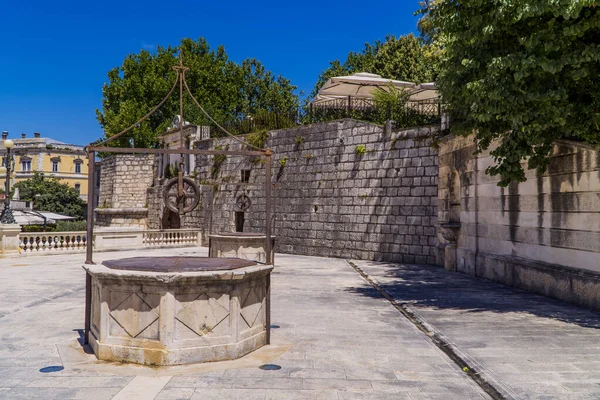 Zadar Chorwacja Lipca 2020 Stara Studnia Przy Murze Obronnym Prowadzącym — Zdjęcie stockowe