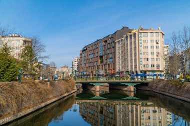 Eskisehir, Türkiye - 8 Mart 2021 - Porsuk Nehri üzerinde bir köprü ve binalar