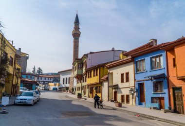 Eskisehir, Türkiye - 8 Mart 2021 - Odunpazari Mahallesi 'nde Kafesi ve küçük bir camisi olan geleneksel renkli Osmanlı binalarının sokak fotoğrafları