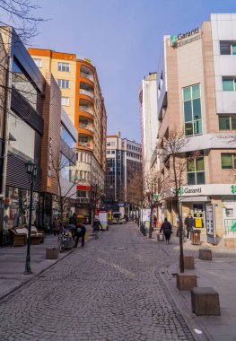 Eskisehir, Türkiye - 8 Mart 2021 - Garanti Bankası ve Eskisehir şehir merkezindeki binaların sokak fotoğrafları