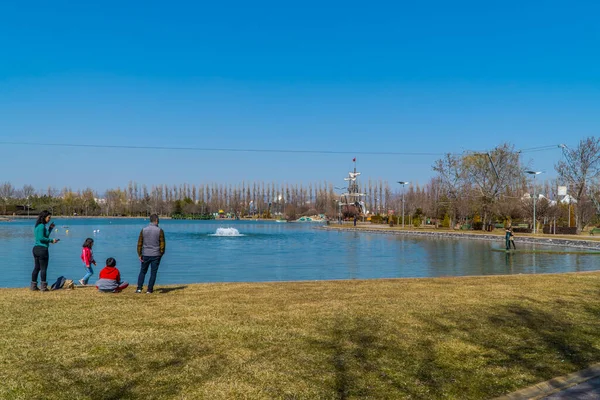 Eskisehir Turquía Marzo 2021 Personas Lago Sazova Park — Foto de Stock