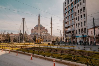 Eskisehir, Türkiye - 8 Mart 2021 - Resadiye Camii 'nin sokak fotoğrafları
