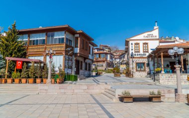 Ankara, Türkiye - 12 Mart 2021 - Ankara 'nın eski Osmanlı merkezi Hamamonu' da ortaçağ Osmanlı evlerinin restore edildiği bir meydan