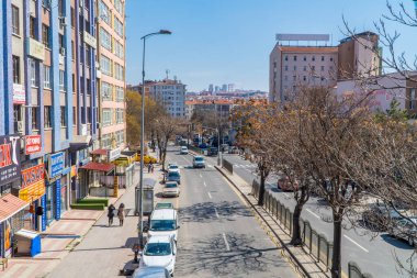 Ankara, Türkiye - 12 Mart 2021 - Ankara şehir merkezinde hava manzaralı binalar, insanlar ve trafik