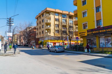 Ankara, Türkiye - 12 Mart 2021 - Ankara şehir merkezinde binalar, insanlar ve trafik