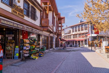 Ankara, Türkiye - 12 Mart 2021 - Ankara 'nın eski Osmanlı merkezi Hamamonu' daki Osmanlı evleri ve restoranları ile sokak fotoğrafçılığı