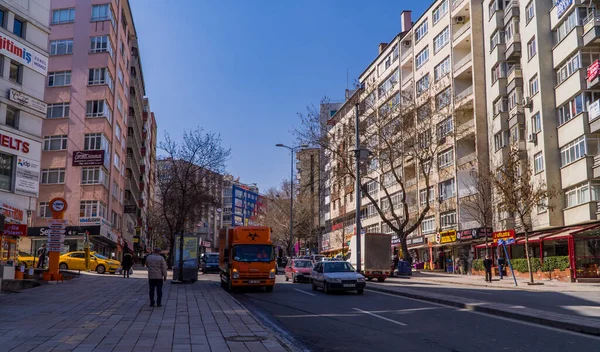 Ankara, Türkiye - 12 Mart 2021 - Ankara 'da tehlikeli maddeler taşıyan konut binalarının, işyerlerinin ve arabaların sokak fotoğrafçılığı